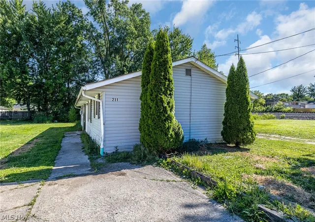 Listing Photo 2 - Condo for sale in building located at 211 Brace Ave, Elyria, OH 44035 - Unit #