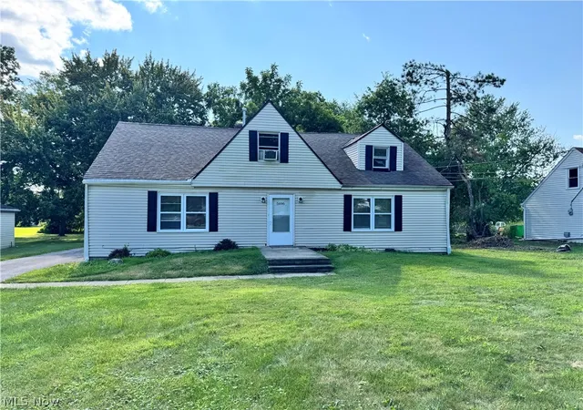 Homes for sale in Bedford Heights, OH | 5696 Columbia Dr, Bedford Heights, OH 44146 | MLS# 5194137