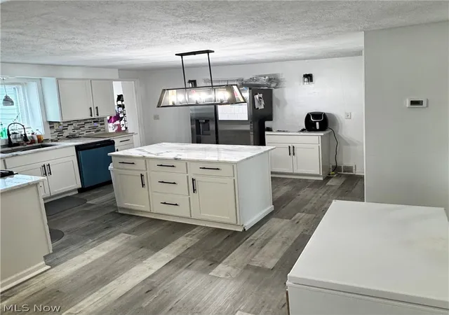4th image of 5696 Columbia Dr, Bedford Heights, OH 44146 | MLS# 5194137