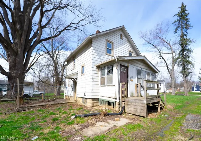 Photo 3 of Sale Pending at 318 11th Street, Elyria, OH 44035 | MLS# 5194179 | Listing updated on 2026-07-29