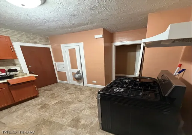 Listing Photo 4 - Condo for sale in building located at 14520 Dover Ave, Cleveland, OH 44112