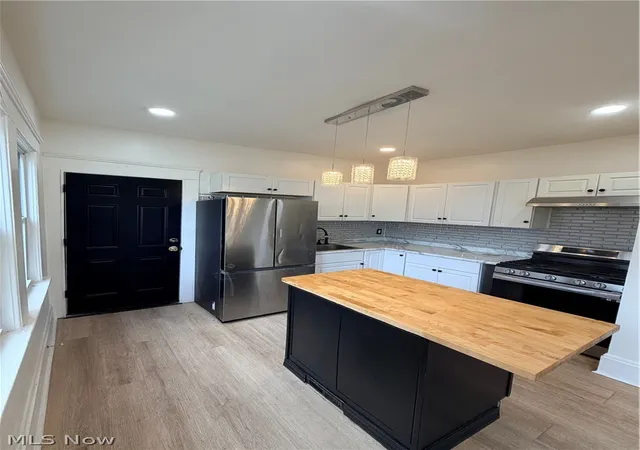 Listing Photo 5 - Condo for sale in building located at 10222 Parkgate Ave, Cleveland, OH 44108
