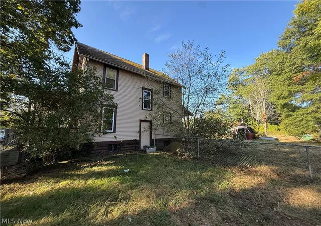 Photo 3 of Single family home for sale at 1033 Olive Ave NE, Warren, OH 44483 | MLS# 5196698 | Listing updated on 2026-09-21