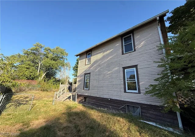 Photo 4 of Single family home for sale at 1033 Olive Ave NE, Warren, OH 44483 | MLS# 5196698 | Listing updated on 2026-09-21