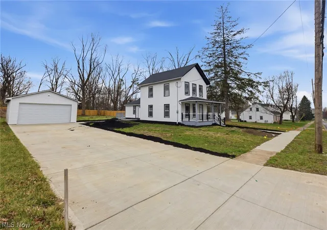 Photo 3 of Single family home for sale at 950 Park Ave, Amherst, OH 44001 | MLS# 5196346 | Listing updated on 2026-08-20