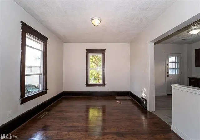 4th image of 1150 Wooster Rd N, Barberton, OH 44203 | MLS# 5197144
