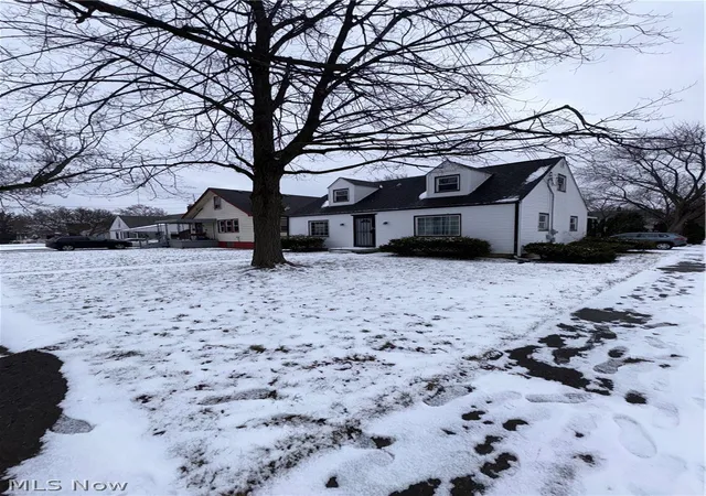Photo 2 of Single family home for sale at 703 Palmer Ave, Youngstown, OH 44502 | MLS# 5197340 | Listing updated on 2026-03-30