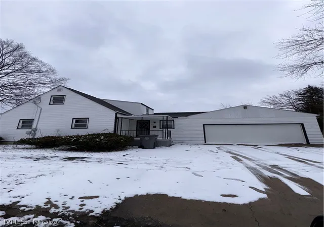 Photo 3 of Single family home for sale at 703 Palmer Ave, Youngstown, OH 44502 | MLS# 5197340 | Listing updated on 2026-03-30