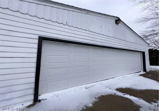 Photo 3 of Single family home for sale at 703 Palmer Ave, Youngstown, OH 44502 | MLS# 5197340 | Listing updated on 2026-03-30