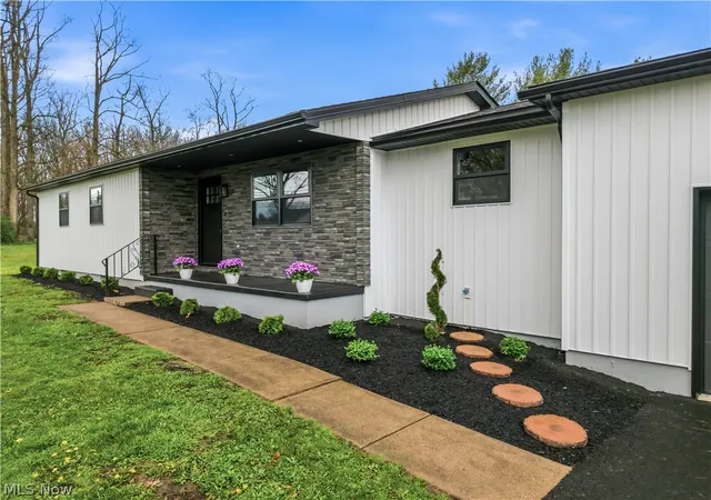 Photo 2 of Single family home for sale at 44129 Columbiana Waterford Rd, Columbiana, OH 44408 | MLS# 5198375 | Listing updated on 2026-08-19