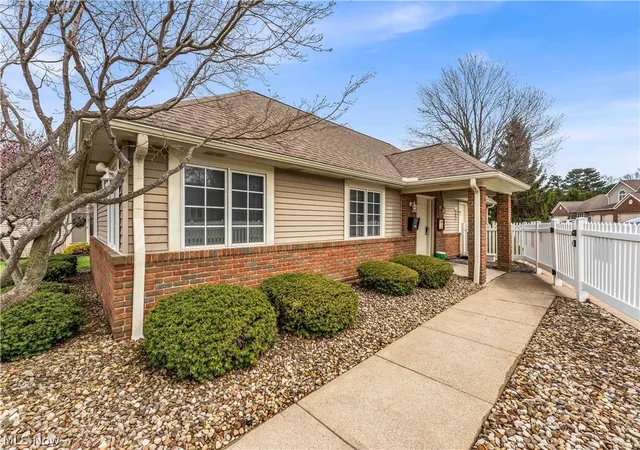 Listing Photo 2 - Condo for sale in building located at 120 Ambleside Wy, Amherst, OH 44001 - Unit #