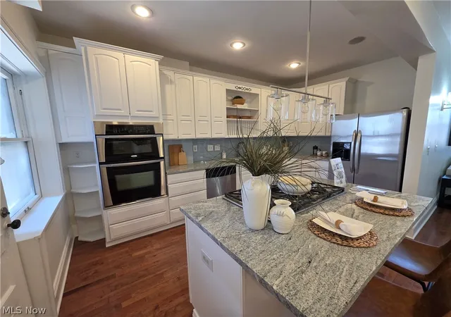 3rd image of 11430 Cedar Gln Pkwy, Cleveland, OH 44106