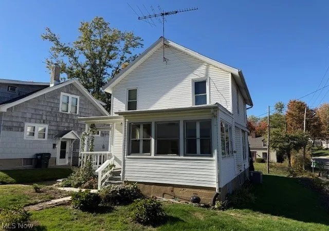 Photo 2 of Single family home for sale at 197 W State St, Barberton, OH 44203 | MLS# 5199318 | Listing updated on 2026-04-07