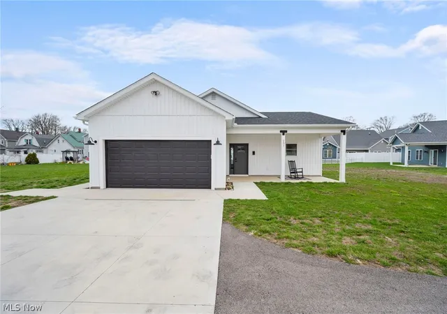Photo 3 of Single family home for sale at 231 Lake Ave, Ashtabula, OH 44004 | MLS# 5197495 | Listing updated on 2026-09-16