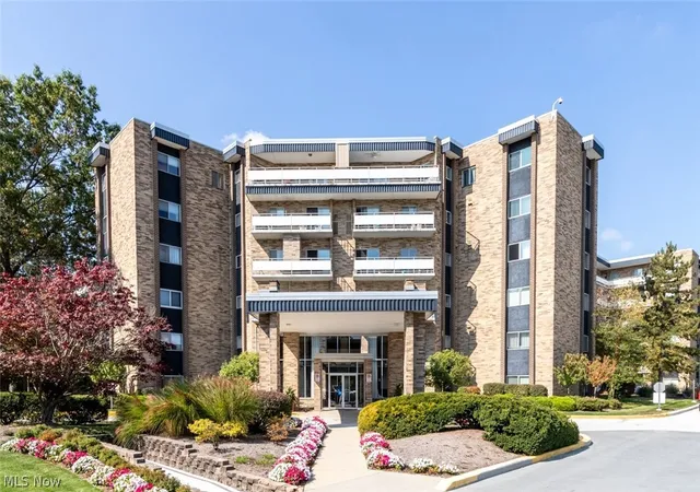 1st image of 2112 Acacia Park Dr #322, Lyndhurst, OH 44124 | MLS# 5199495