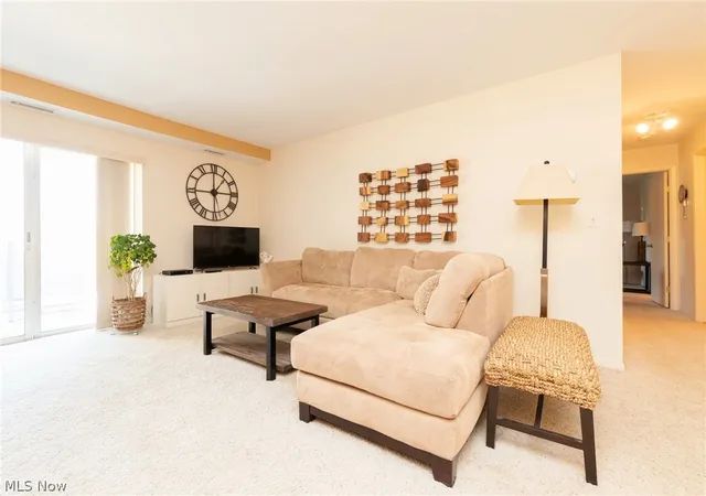 5th image of 2112 Acacia Park Dr #322, Lyndhurst, OH 44124 | MLS# 5199495