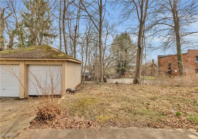 Listing Photo 2 - Condo for sale in building located at 2417-2419 Elm St, Youngstown, OH 44505 - Unit #