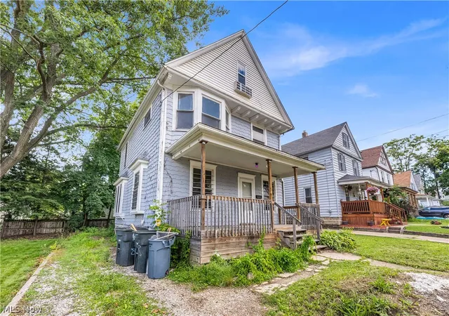 Photo 3 of Single family home for sale at 518 Sumner St, Akron, OH 44304 | MLS# 5200550 | Listing updated on 2026-08-02