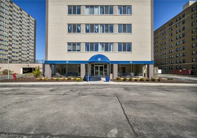 image of 12520 Edgewater Dr #806, Lakewood, OH 44107 | MLS# 5200562