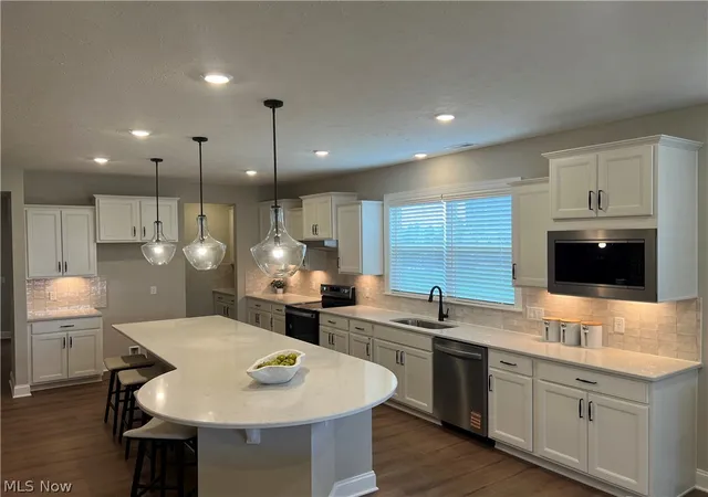 Photo 3 of Single family home for sale at 913 Arthur Trl, Aurora, OH 44202 | MLS# 5201191 | Listing updated on 2026-09-21