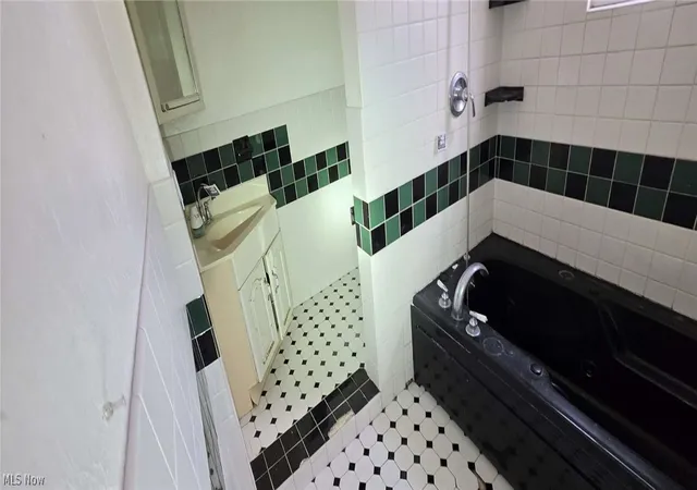 16th image of 1811 S Green Rd, Cleveland, OH 44121 | MLS# 5201218