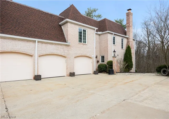Photo 2 of Sale Pending at 4190 E Normandy Park Dr, Medina, OH 44256 | MLS# 5201260 | Listing updated on 2026-08-09