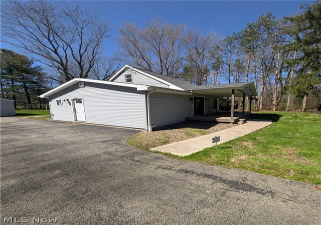 Photo 3 of Single family home for sale at 3032 Bell Wick Rd, Hubbard, OH 44425 | MLS# 5198801 | Listing updated on 2026-08-28
