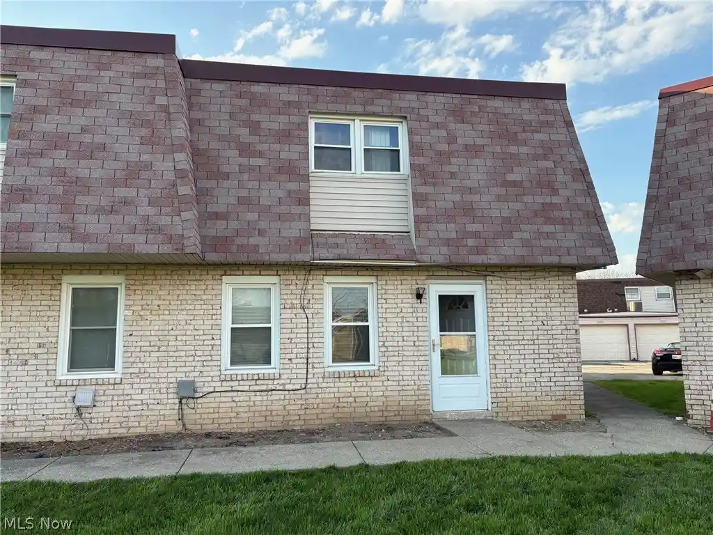 Listing Photo 2 - Condo for sale in 4263 Bennington Blvd located at 4263 Bennington Blvd, Brunswick, OH 44212 - Unit 4263 Bennington Blvd