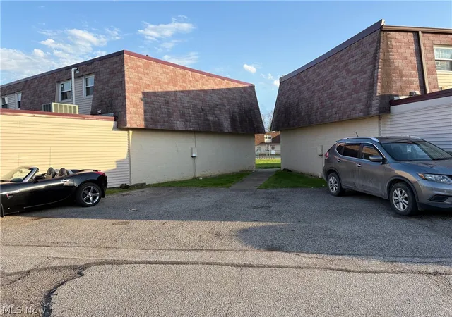 Listing Photo 2 - Condo for sale in building located at 4263 Bennington Blvd, Brunswick, OH 44212 - Unit #