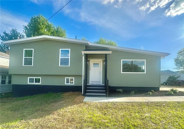 Homes for sale in Vienna, WV | 720 57th St, Vienna, WV 26105 | MLS# 5203918