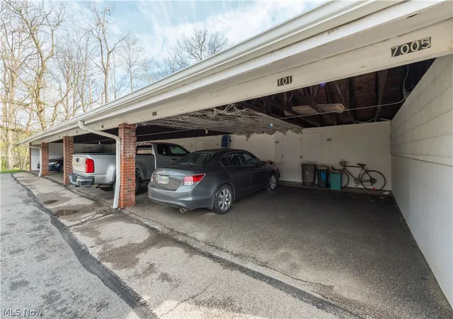 Homes for sale in Brecksville, OH | 7005 Carriage Hill Drive, Brecksville, OH 44141 | Houzeo