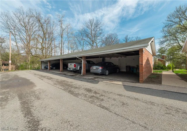 Homes for sale in Brecksville, OH | 7005 Carriage Hill Dr #104, Brecksville, OH 44141 | MLS# 5204166