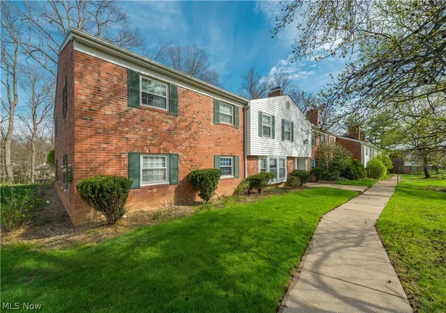 Listing Photo 4 - Condo for sale in building located at 7005 Carriage Hl Dr, Brecksville, OH 44141 - Unit #104
