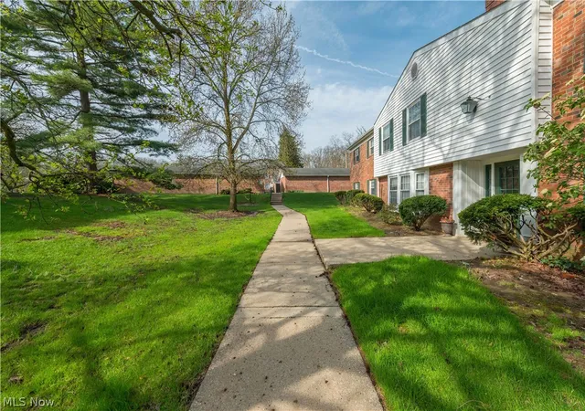 Listing Photo 5 - Condo for sale in building located at 7005 Carriage Hl Dr, Brecksville, OH 44141 - Unit #104