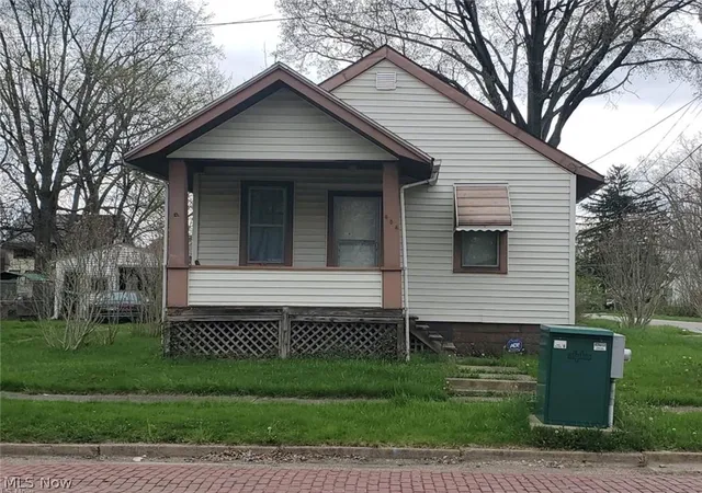 1st image of 404 York Ave Nw, Warren, OH 44485 | MLS# 5204977