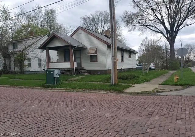 2nd image of 404 York Ave Nw, Warren, OH 44485 | MLS# 5204977