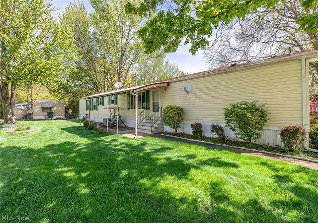 2nd image of 9 Overland Dr, Olmsted Twp, OH 44138 | MLS# 5202234
