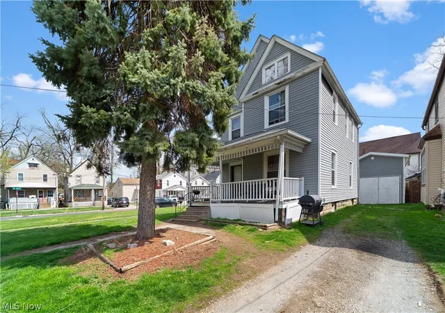 Photo 3 of Single family home for sale at 102 Water St, Elyria, OH 44035 | MLS# 5205271 | Listing updated on 2026-06-18
