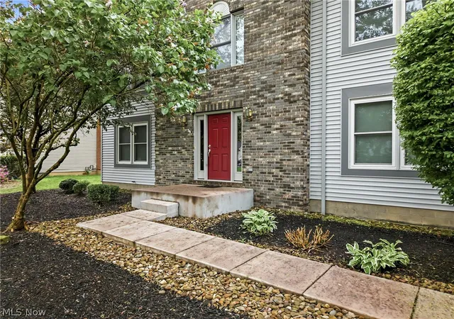 Photo 2 of Single family home for sale at 1178 Logan Woods Dr, Hubbard, OH 44425 | MLS# 5204729 | Listing updated on 2026-07-13