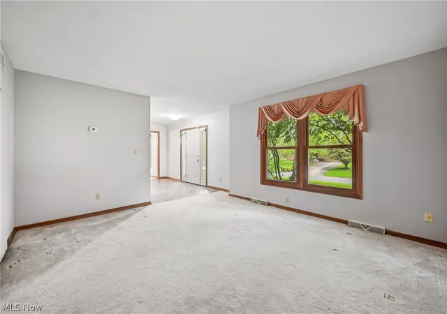 Photo 3 of Single family home for sale at 1178 Logan Woods Dr, Hubbard, OH 44425 | MLS# 5204729 | Listing updated on 2026-07-13