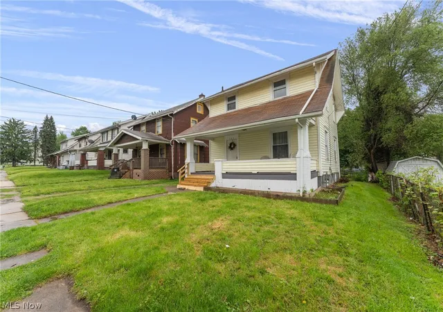 2nd image of 329 Girard Ave Ne, Canton, OH 44704 | MLS# 5205213