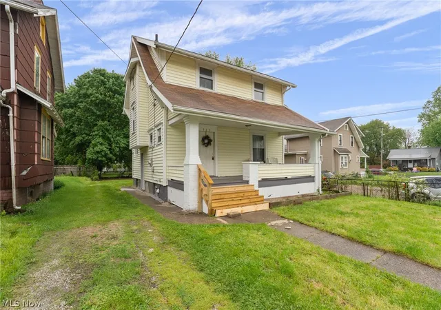 3rd image of 329 Girard Ave Ne, Canton, OH 44704 | MLS# 5205213