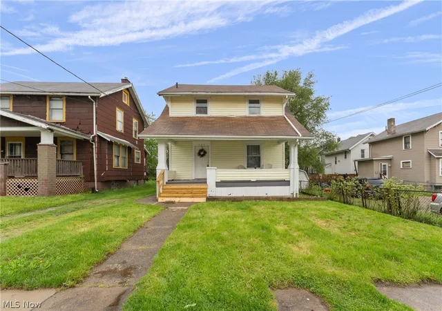 4th image of 329 Girard Ave Ne, Canton, OH 44704 | MLS# 5205213