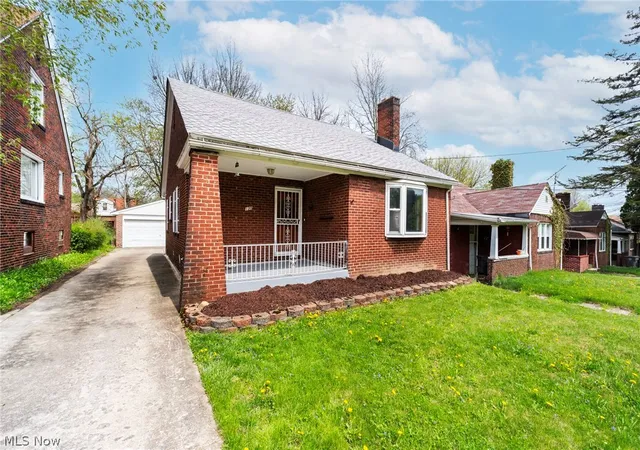 Photo 2 of Sale Pending at 130 Roslyn Dr, Youngstown, OH 44505 | MLS# 5203963 | Listing updated on 2026-06-20