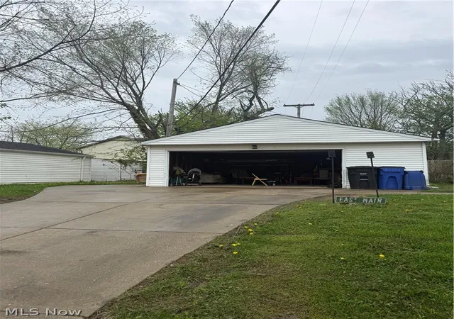 Homes for sale in Cleveland, OH | 18011 Windward Rd, Cleveland, OH 44119 | MLS# 5201806