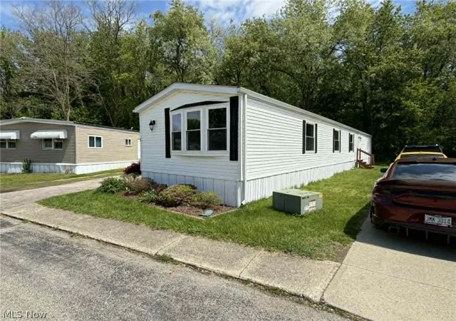 Photo 3 of Single family home for sale at 8 Hawaiian Dr, Madison, OH 44057 | MLS# 5207152 | Listing updated on 2026-08-24