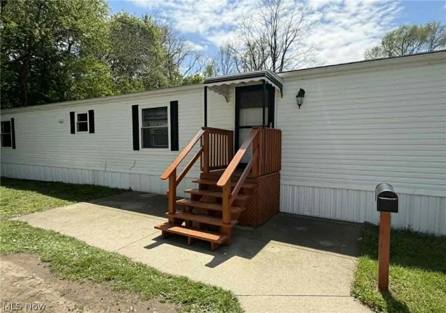 Photo 4 of Single family home for sale at 8 Hawaiian Dr, Madison, OH 44057 | MLS# 5207152 | Listing updated on 2026-08-24