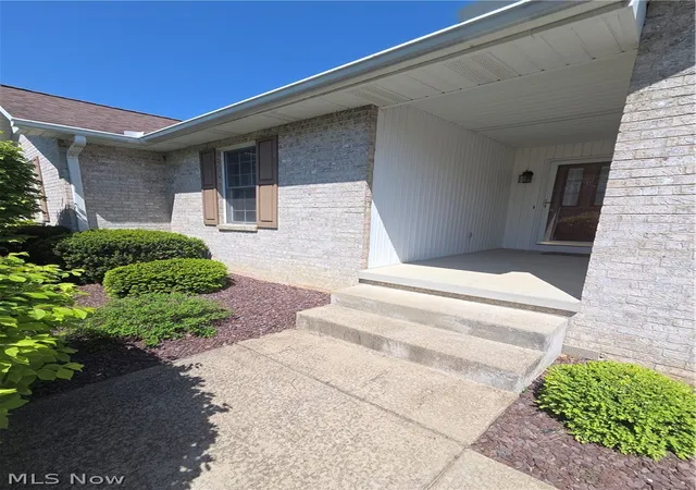 Listing Photo 4 - Condo for sale in building located at 193 Mathews Rd, Youngstown, OH 44512