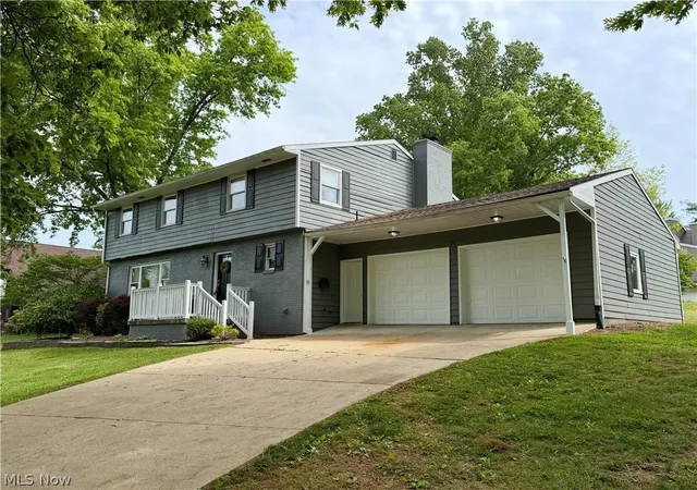 Homes for sale in Belpre, OH | 21 Cherry Hills Dr, Belpre, OH 45714 | MLS# 5204651