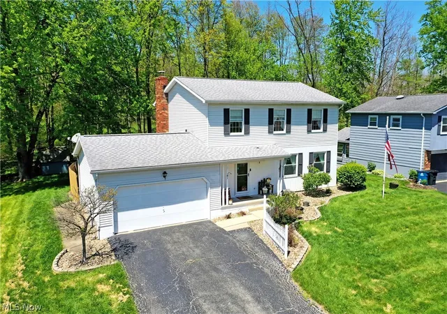 2nd image of 34 Hickory Trace Dr, Girard, OH 44420 | MLS# 5207724